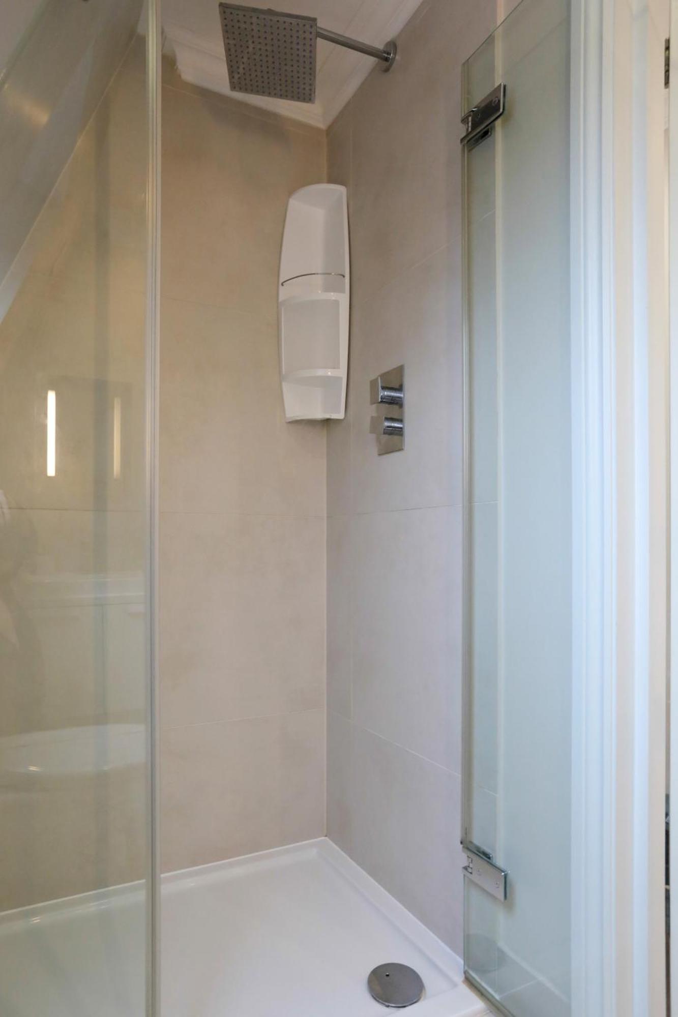 Madison Hill - White Hill House 5 - 3 Bedroom Flat 런던 외부 사진